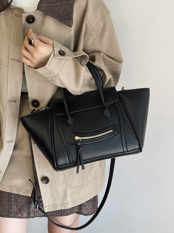 Ženska torba velikog kapaciteta, crossbody remenom, krilni oblik, gradski stil, kolekcija 2026