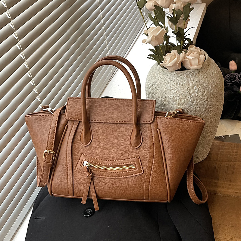 Ženska torba velikog kapaciteta, crossbody remenom, krilni oblik, gradski stil, kolekcija 2026