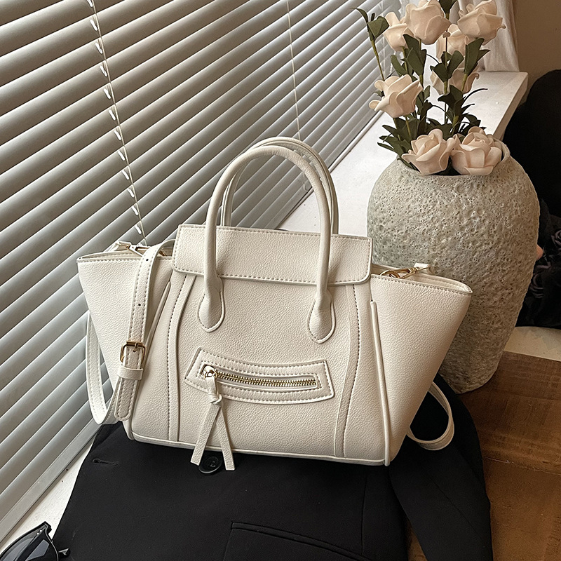 Ženska torba velikog kapaciteta, crossbody remenom, krilni oblik, gradski stil, kolekcija 2026