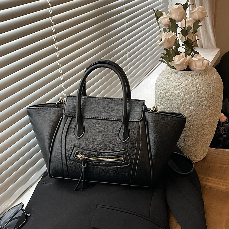 Ženska torba velikog kapaciteta, crossbody remenom, krilni oblik, gradski stil, kolekcija 2026