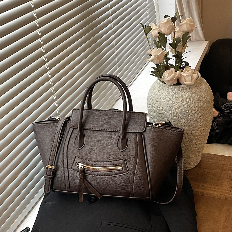 Ženska torba velikog kapaciteta, crossbody remenom, krilni oblik, gradski stil, kolekcija 2026
