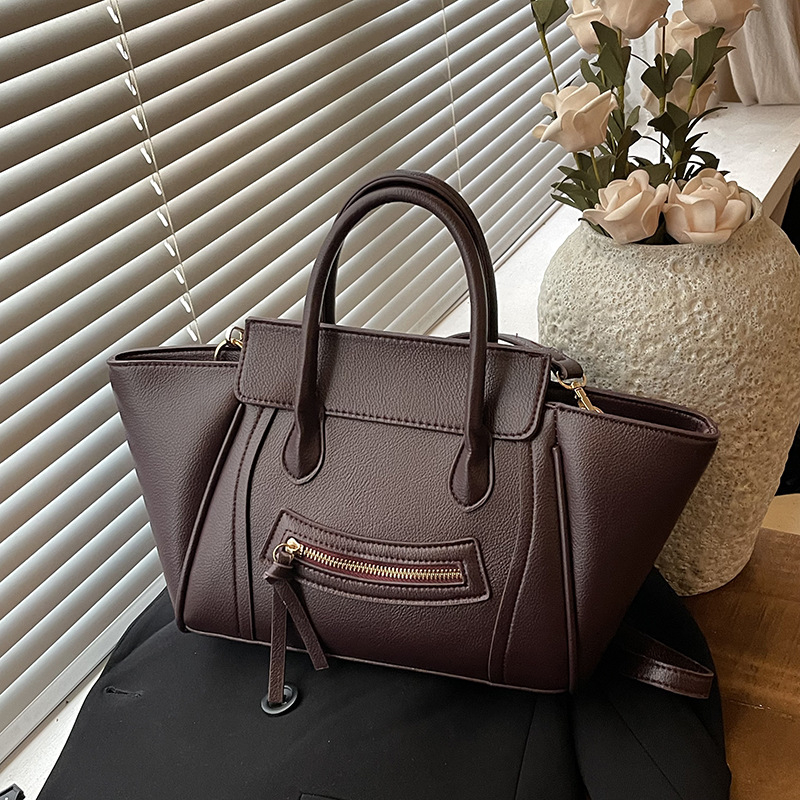 Ženska torba velikog kapaciteta, crossbody remenom, krilni oblik, gradski stil, kolekcija 2026