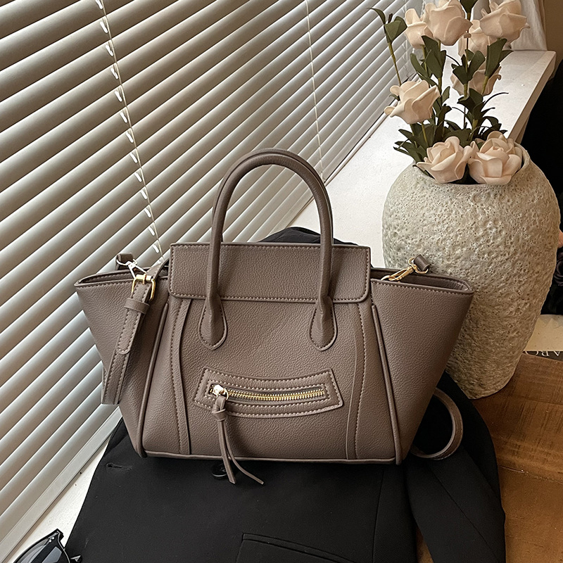 Ženska torba velikog kapaciteta, crossbody remenom, krilni oblik, gradski stil, kolekcija 2026