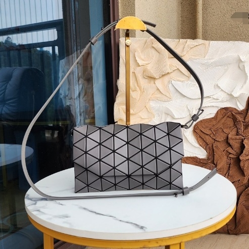 2024 nova kristalna torba‑kovert za ručne nošenje, matni dijamantni uzorak, odvojiva, multifunkcionalna torba za rame i crossbody za žene