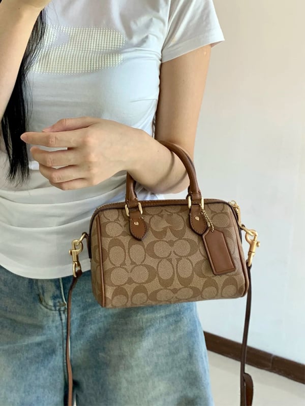 Koucijia 2025 Rowan Monogram Boston Mini Kožna Crossbody torbica za žene