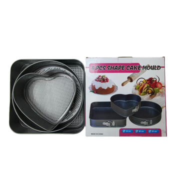Set de 3 forme pentru prăjituri din oțel carbon, cu bază detașabilă – inimă, rotundă și pătrată.