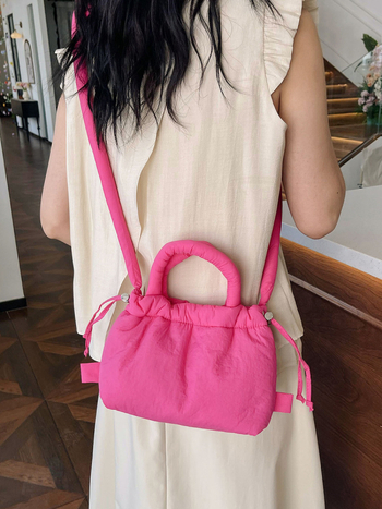 Ženska bucket bag u bombon boji, mala nylon torba sa šnrom za nošenje preko ramena