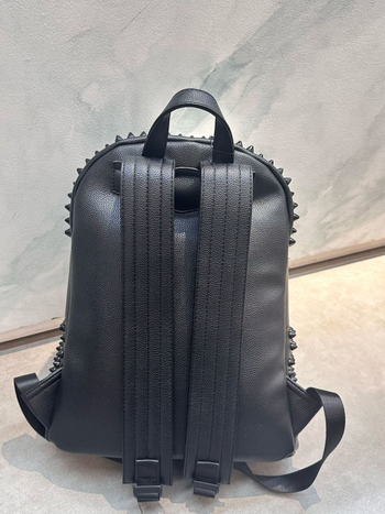 Unisex punk ruksak s velikom kapacitom 20–35 l, korejski stil s metalnim zakovicama, PU materijal, pretinac za 14-inčni prijenosnik, jednobojan, trake s zračnim jastučićima