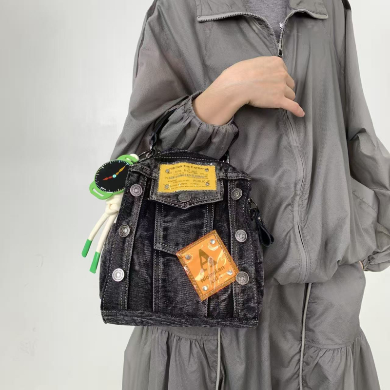 Denim ruksak s vintage pranjem, multifunkcionalan, ulični stil, patch-evi i zakovice, s dvostrukim naramenicama