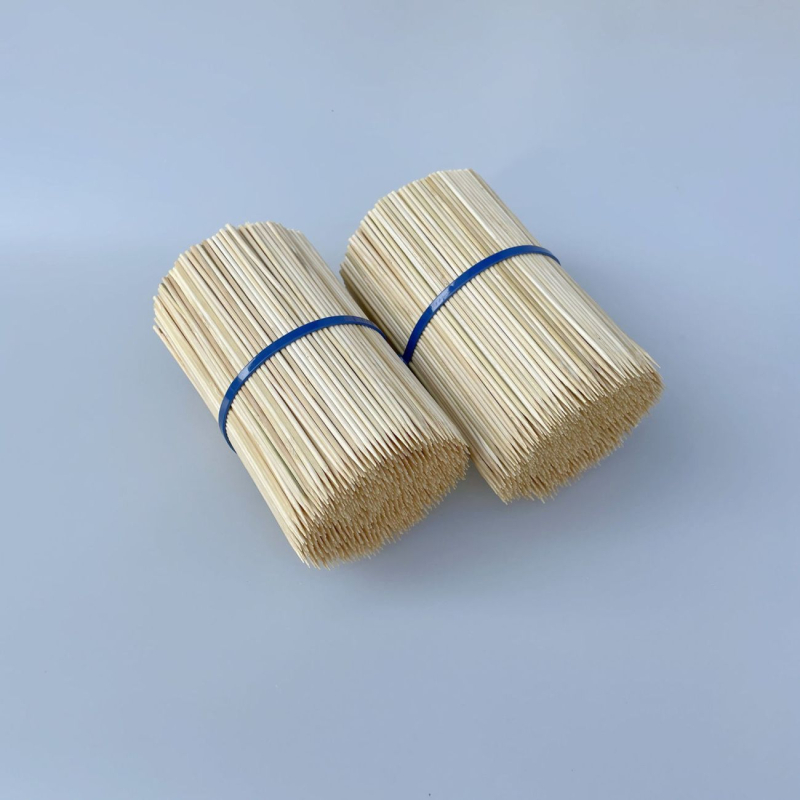 Bețișoare din bambus pentru grătar; clătite cu sos; frigărui din piept de pui; frigărui din file de pui; gustări cu tofu mirositor; frigărui de fructe; bețișoare de cartofi de unică folosință; scobitori