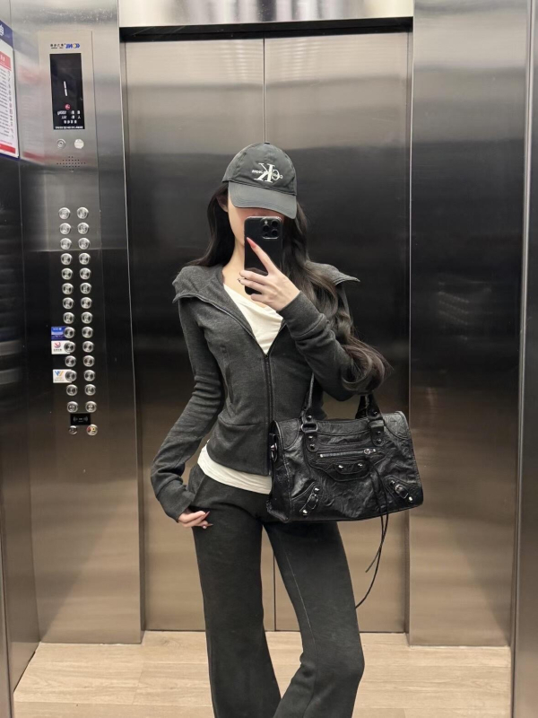 Ženska biker torba od vrhunske kože s voskom i rivetima, francuskog stila, gradski stil, za rame, crossbody ili ručna