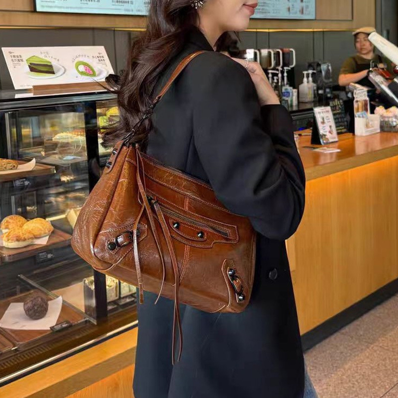 Torba od PU kože za rame i crossbody, retro velika kapaciteta tote s metalnim ukrasima, europsko-američki stil
