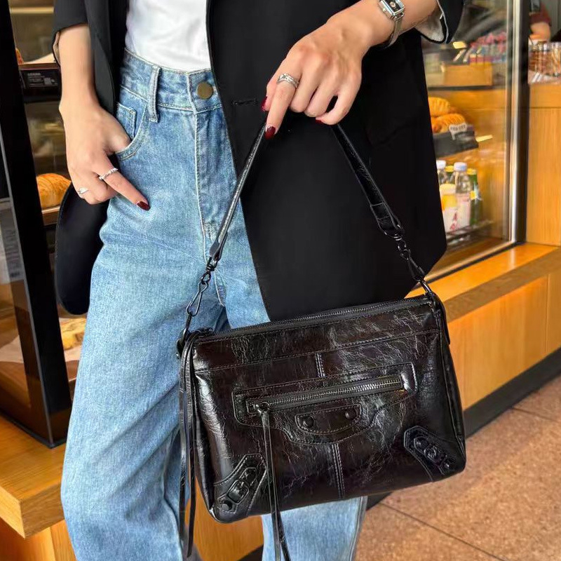 Torba od PU kože za rame i crossbody, retro velika kapaciteta tote s metalnim ukrasima, europsko-američki stil