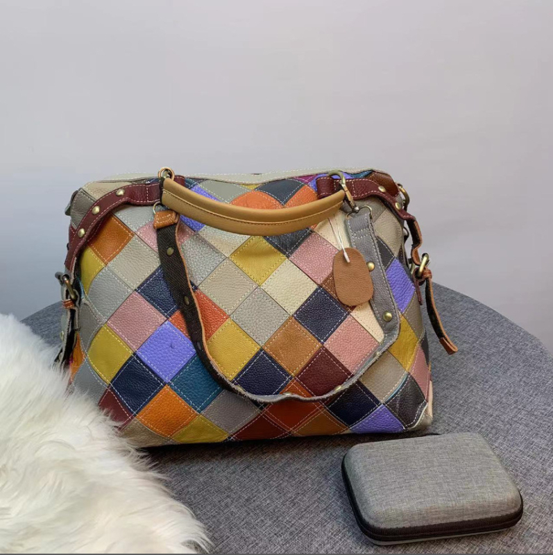 Ženska torba od prave kože, bucket stil, color-block dizajn i metalne niti, na ramenu