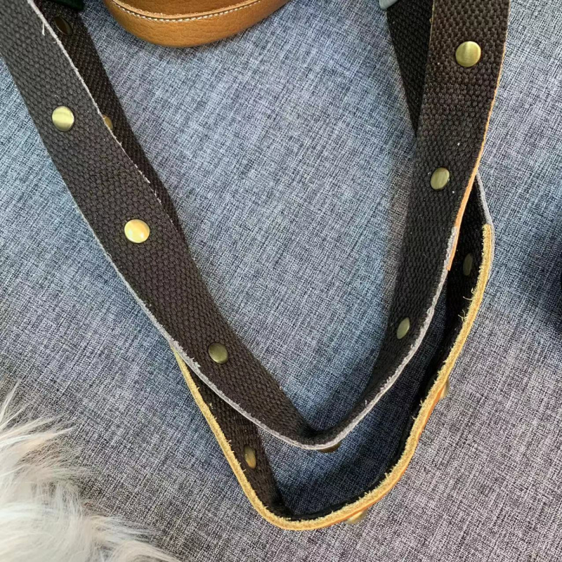 Ženska torba od prave kože, bucket stil, color-block dizajn i metalne niti, na ramenu
