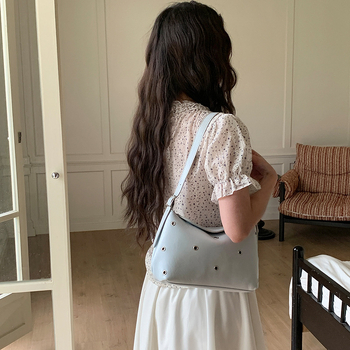 Ženska torbica ispod pazuha s rivetima, vintage mekana sintetička koža, torba za rameno ili crossbody, 2026 novi model