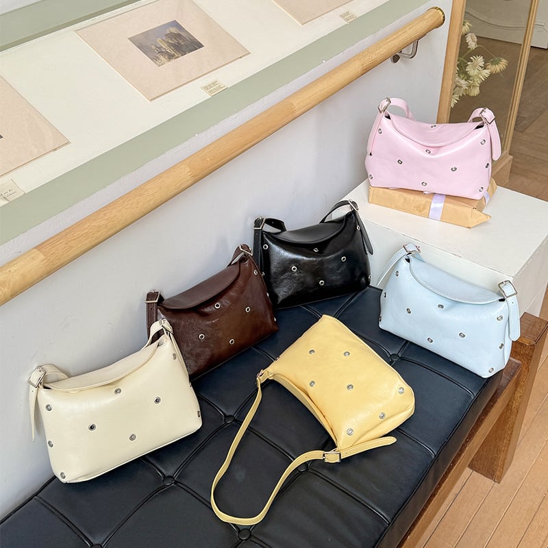 Ženska torbica ispod pazuha s rivetima, vintage mekana sintetička koža, torba za rameno ili crossbody, 2026 novi model