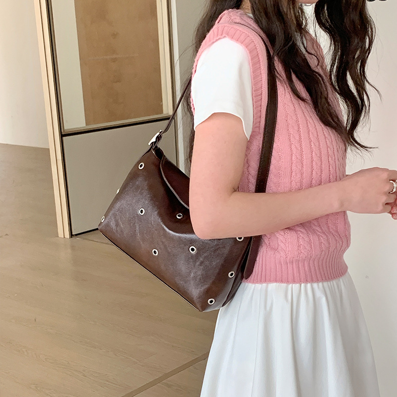 Ženska torbica ispod pazuha s rivetima, vintage mekana sintetička koža, torba za rameno ili crossbody, 2026 novi model