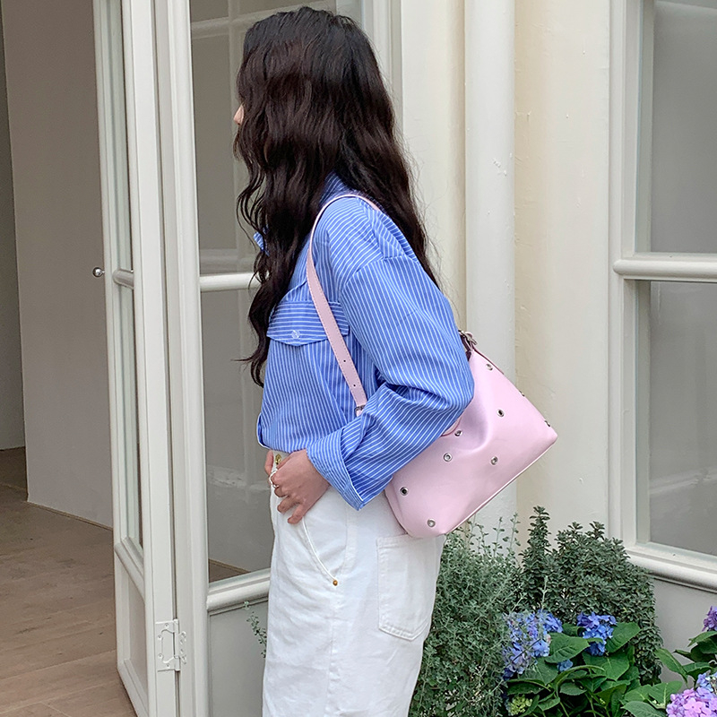 Ženska torbica ispod pazuha s rivetima, vintage mekana sintetička koža, torba za rameno ili crossbody, 2026 novi model
