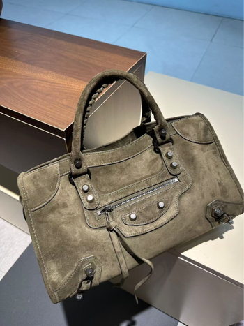 Torba od velura s rivetima, retro crossbody za žene, prava koža, novi model 2025