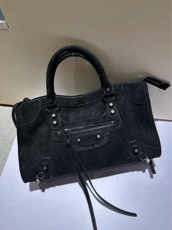 Torba od velura s rivetima, retro crossbody za žene, prava koža, novi model 2025