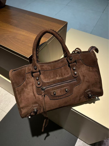 Torba od velura s rivetima, retro crossbody za žene, prava koža, novi model 2025