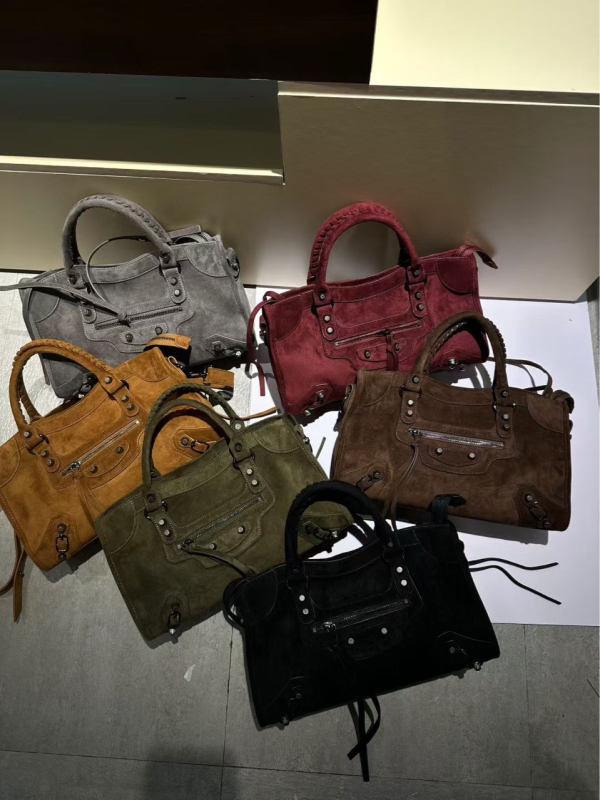 Torba od velura s rivetima, retro crossbody za žene, prava koža, novi model 2025