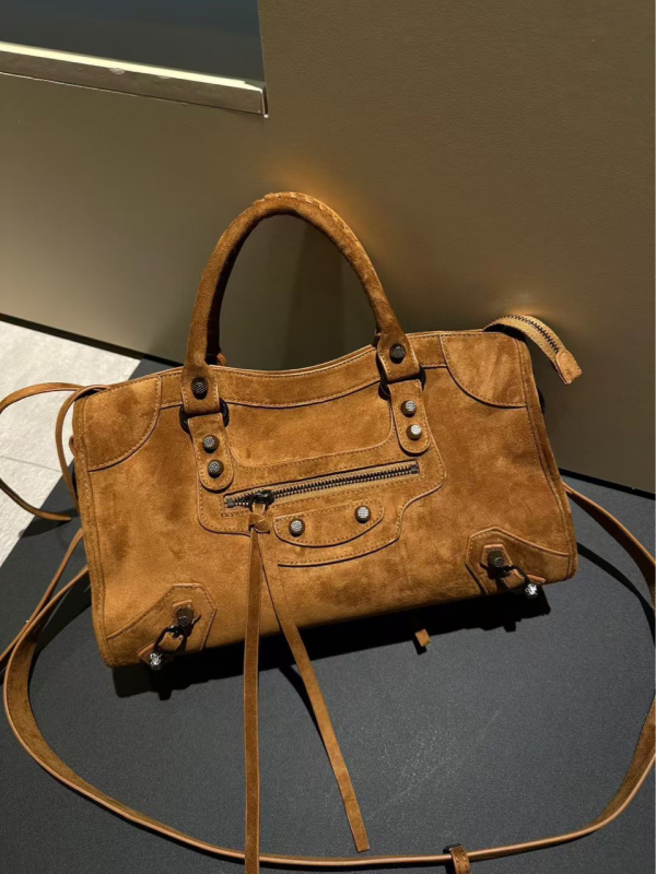 Torba od velura s rivetima, retro crossbody za žene, prava koža, novi model 2025