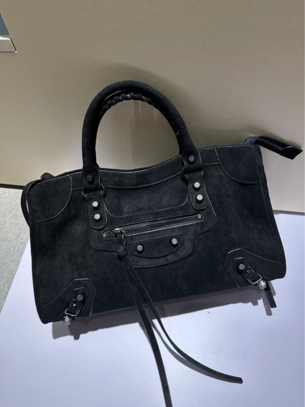 Torba od velura s rivetima, retro crossbody za žene, prava koža, novi model 2025