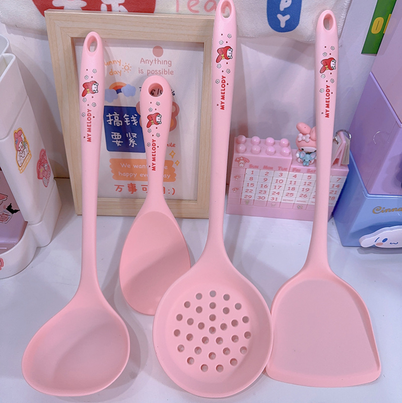 Cartoon Melody KT set tacâmuri bucătărie din silicon, antiaderent, rezistent la temperaturi înalte — spatulă, spatulă cu găuri, lingură de orez, lingură de supă