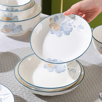 Porcelán étkészlet virágos mintával, otthoni használatra, elegáns megjelenés, kerek tányérok, mikrohullámú sütőben használható.