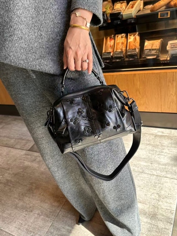 Torba od ovčje kože s rivetima u obliku jastuka, velika kapaciteta, višestruke pregrade, ramena i crossbody, meka koža