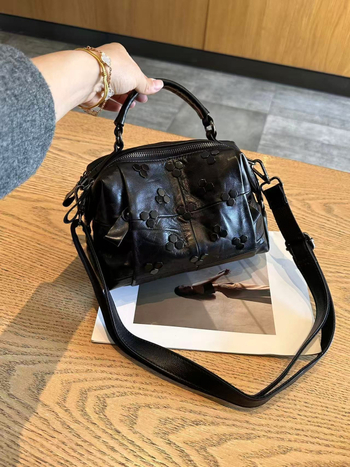 Torba od ovčje kože s rivetima u obliku jastuka, velika kapaciteta, višestruke pregrade, ramena i crossbody, meka koža