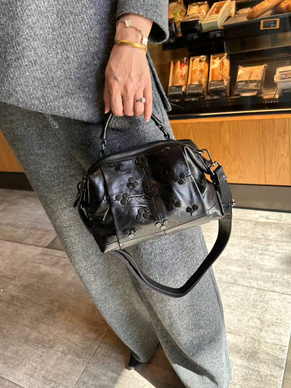 Torba od ovčje kože s rivetima u obliku jastuka, velika kapaciteta, višestruke pregrade, ramena i crossbody, meka koža