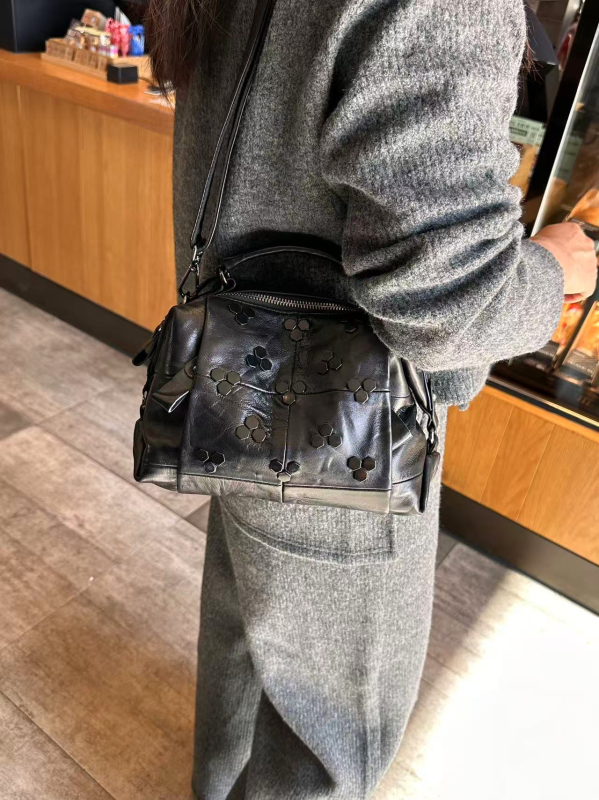 Torba od ovčje kože s rivetima u obliku jastuka, velika kapaciteta, višestruke pregrade, ramena i crossbody, meka koža