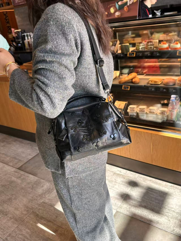 Torba od ovčje kože s rivetima u obliku jastuka, velika kapaciteta, višestruke pregrade, ramena i crossbody, meka koža