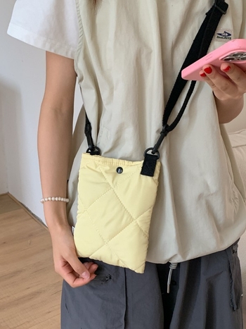 Ženska torbica za rame, jesen-zima 2025, kvadratna vezenina, mala nylon crossbody torba, stil bucket