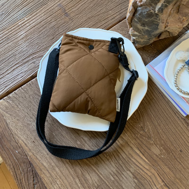 Ženska torbica za rame, jesen-zima 2025, kvadratna vezenina, mala nylon crossbody torba, stil bucket