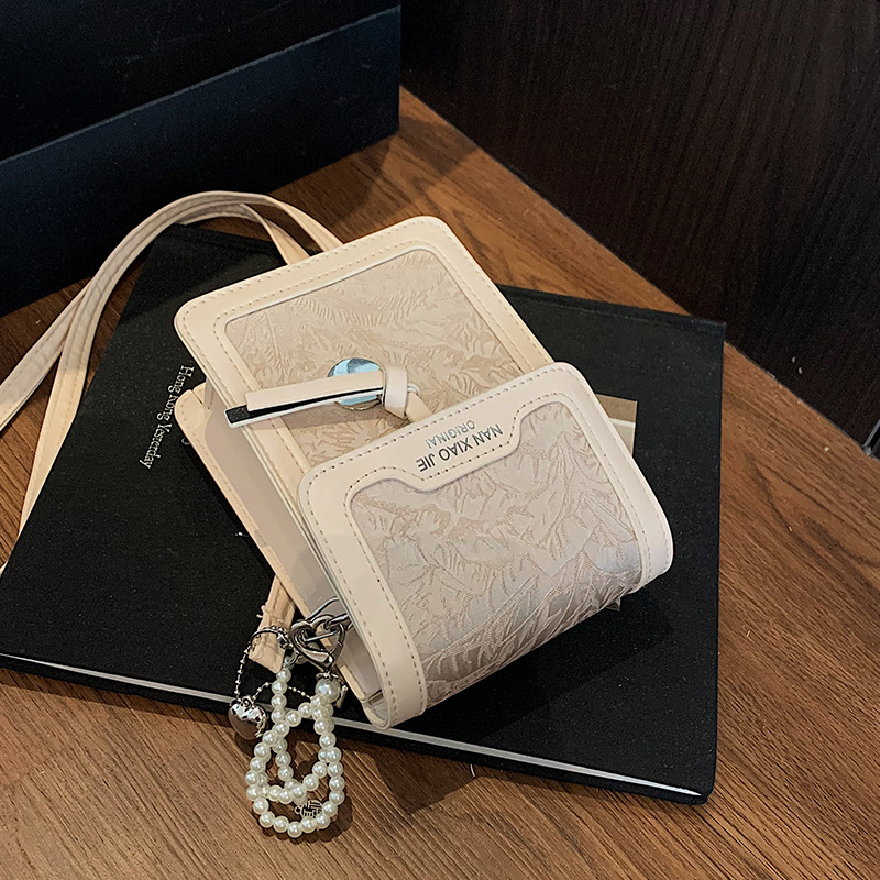 Ženska PU mala kvadratna crossbody torbica — minimalistički i luksuzan stil, s pretincem za telefon, ljeto 2025