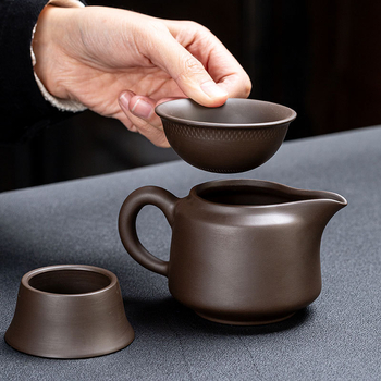 Set de ceai din ceramică, format din trei piese: cană cu filtru integrat, filtru pentru ceai și farfurie.