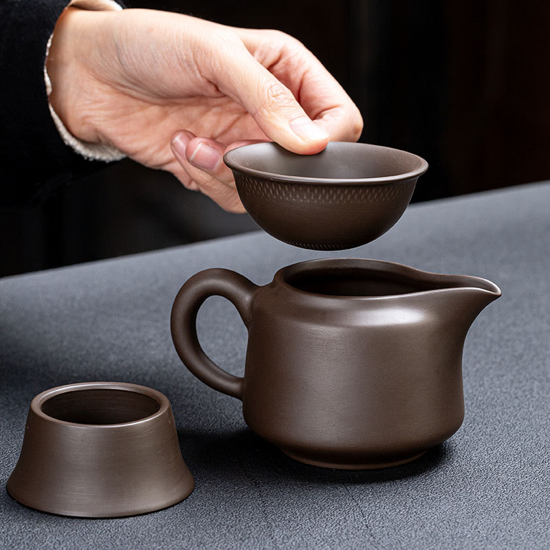 Set de ceai din ceramică, format din trei piese: cană cu filtru integrat, filtru pentru ceai și farfurie.
