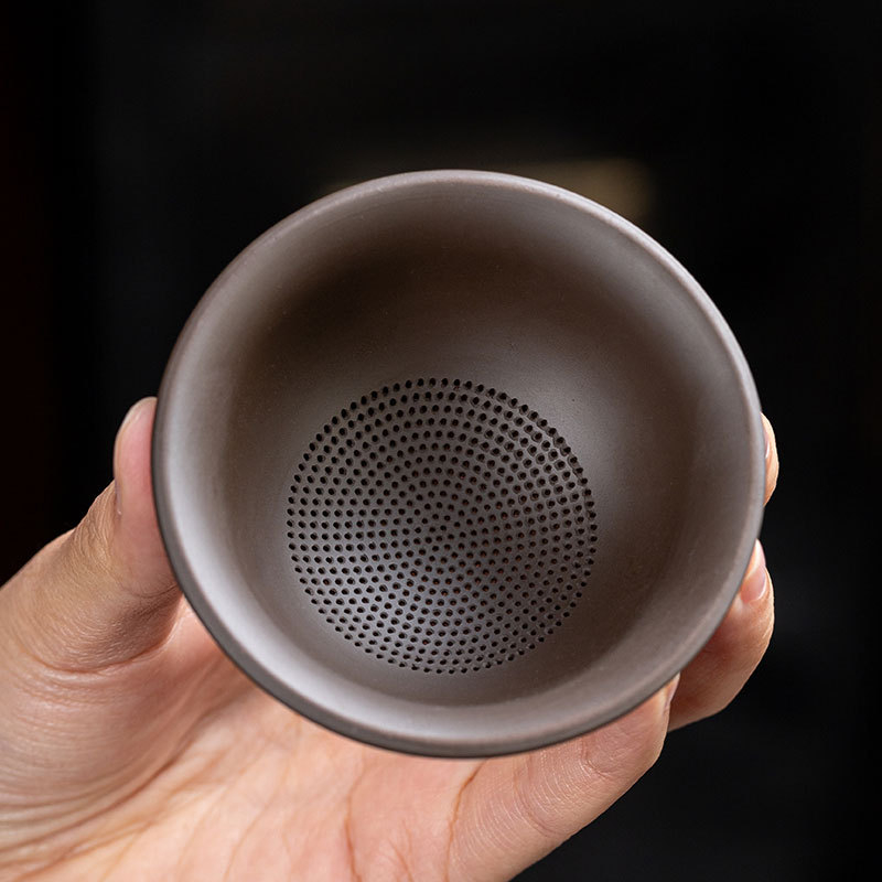 Set de ceai din ceramică, format din trei piese: cană cu filtru integrat, filtru pentru ceai și farfurie.