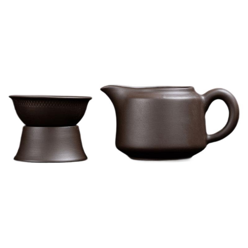 Set de ceai din ceramică, format din trei piese: cană cu filtru integrat, filtru pentru ceai și farfurie.