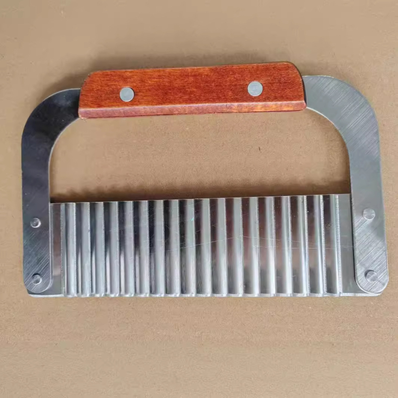 Un instrument de bucătărie din oțel inoxidabil, mâner din lemn, cu tăietor pentru cartofi cu lamă ondulată, cuțit ondulat și tăietor pentru tăiței