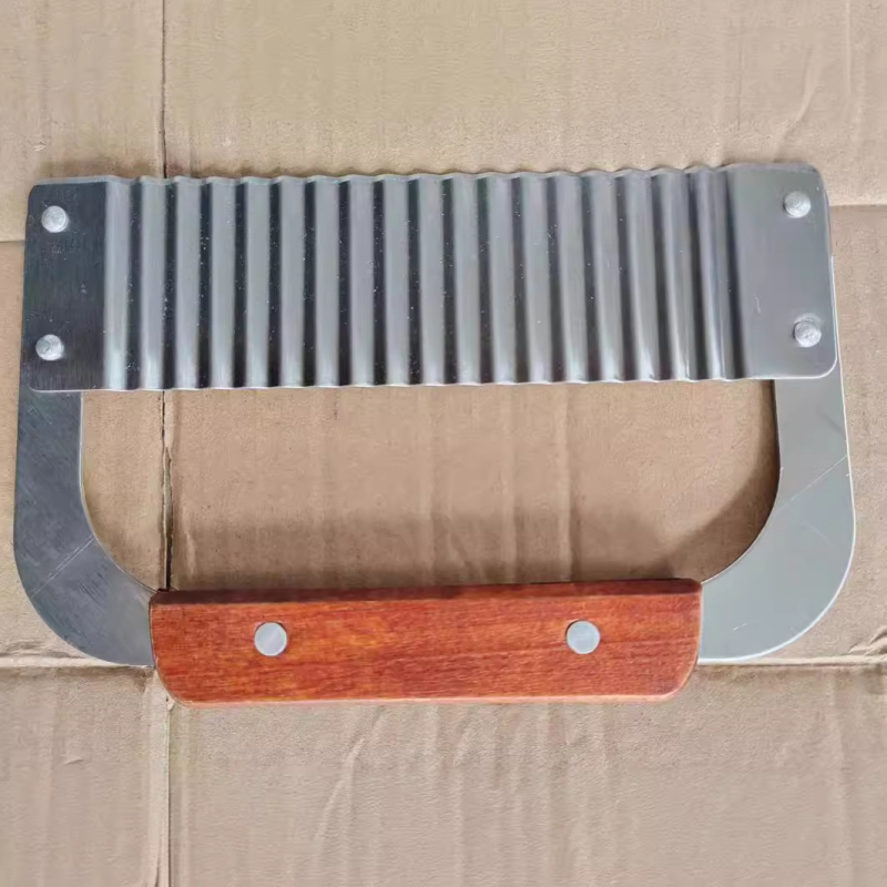 Un instrument de bucătărie din oțel inoxidabil, mâner din lemn, cu tăietor pentru cartofi cu lamă ondulată, cuțit ondulat și tăietor pentru tăiței