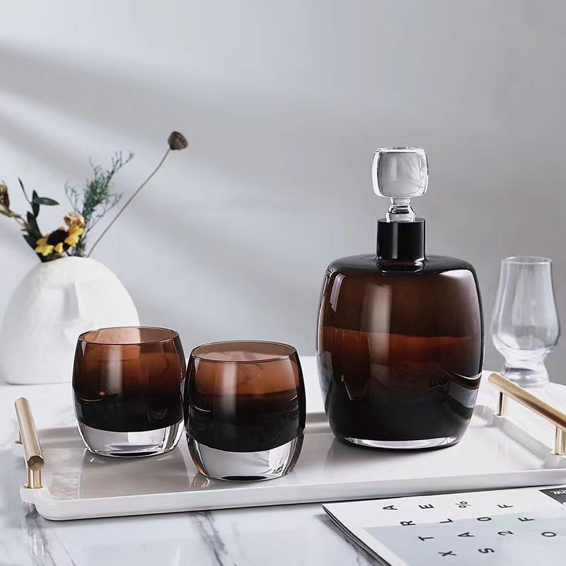 Decantor din sticlă pentru apă rece, în stil modern de lux – piesă decorativă pentru living.