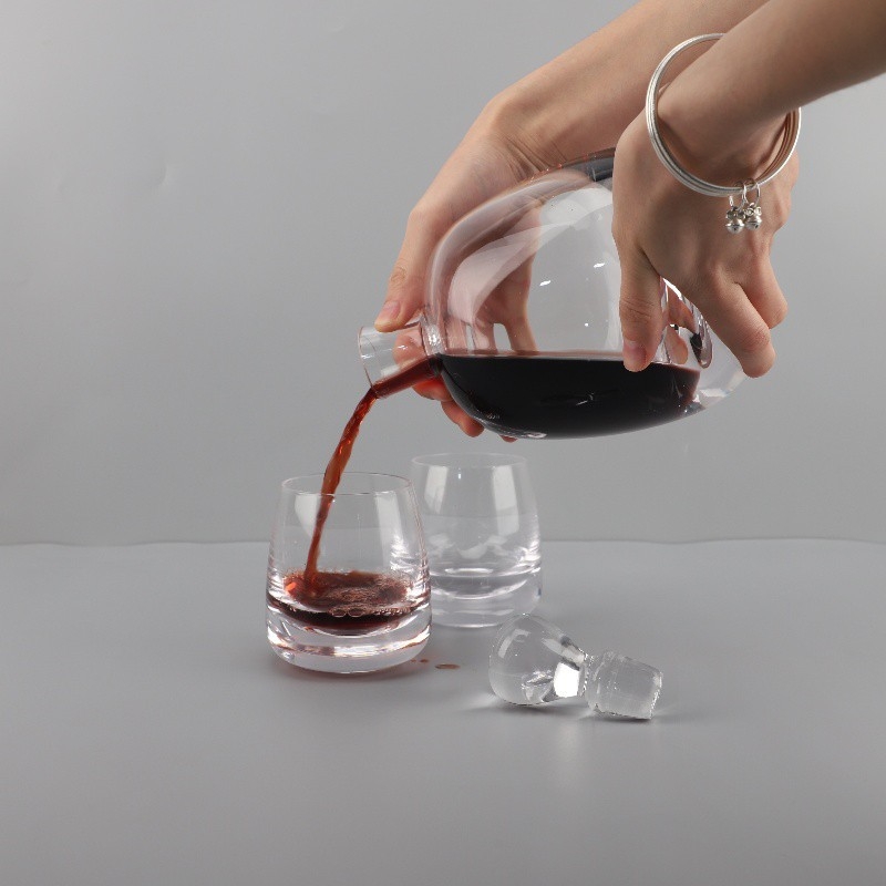 Decantor din sticlă pentru apă rece, în stil modern de lux – piesă decorativă pentru living.