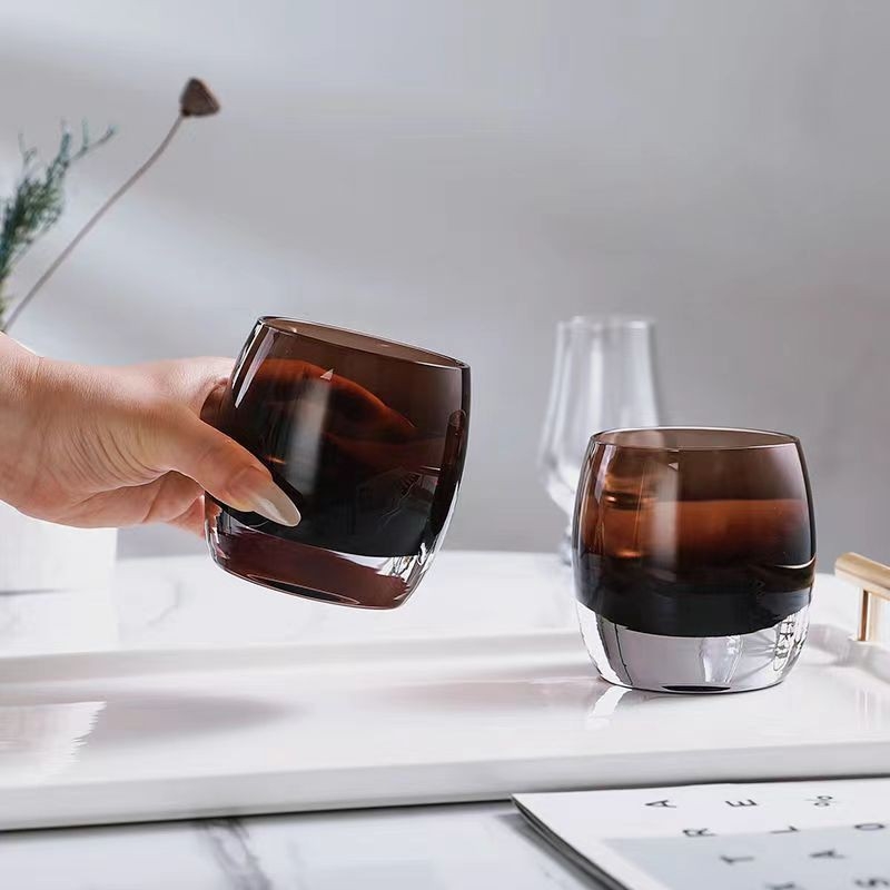 Decantor din sticlă pentru apă rece, în stil modern de lux – piesă decorativă pentru living.