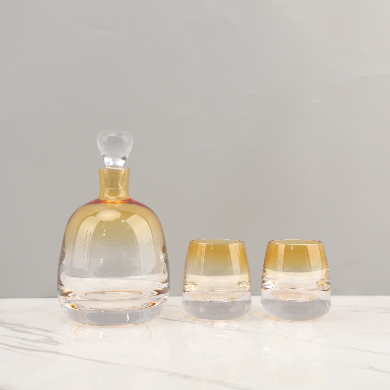 Decantor din sticlă pentru apă rece, în stil modern de lux – piesă decorativă pentru living.