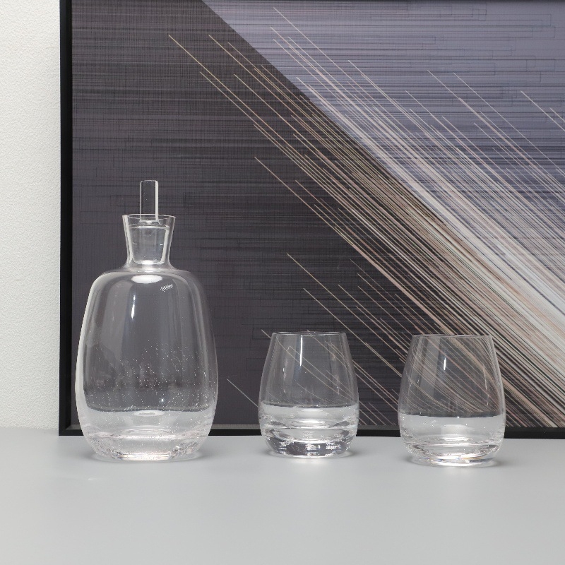 Decantor din sticlă pentru apă rece, în stil modern de lux – piesă decorativă pentru living.